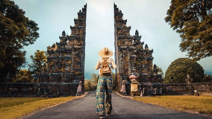 Handara Gate,  Hidden Hill,  And Lake Beratan Get Instagrammers Dream